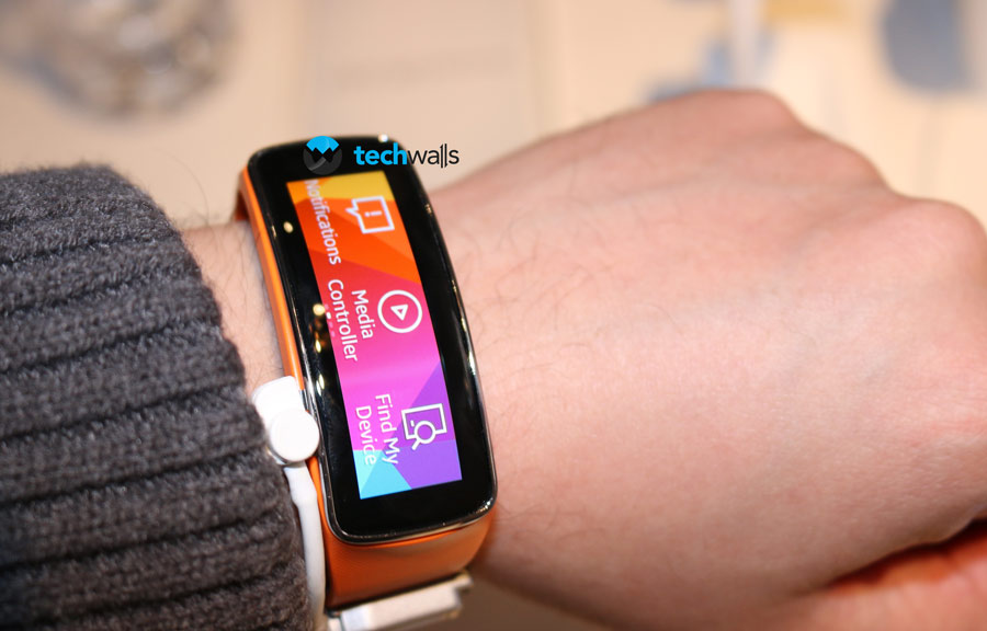 genoeg stof in de ogen gooien leerboek Samsung Gear Fit Hands-On: When Smartwatch and Activity Tracker Combined