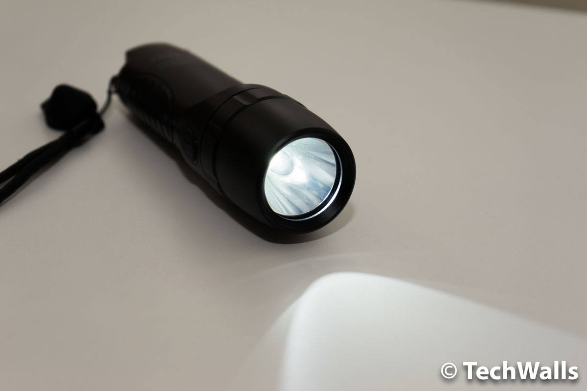 choetech-emergency-flashlight-3