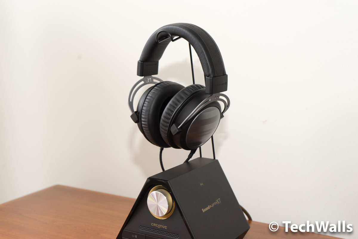 X7 with headphone stand